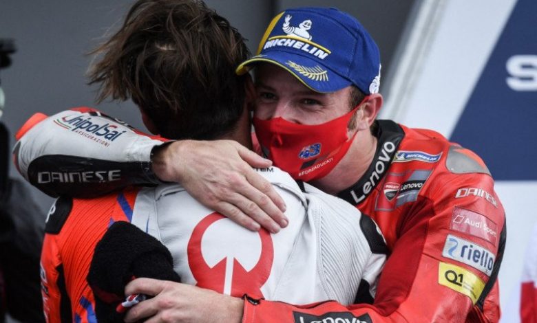 Pebalap tim Ducati Jack Miller melakuan selebrasi dengan pebalap tim Pramac Racing Johann Zarco setelah menjuarai Grand Prix Prancis di Sirkuit Bugatti, Le Mans, Minggu (16/5/2021). Foto : Antara/AFP/Jean-Francois Monier
