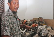 Ratusan gergaji mesin (chainsaw) memenuhi satu ruangan khusus di Klinik Asri, Kabupaten Kayong Utara, Kalimantan Barat. Foto : Pontianak Post