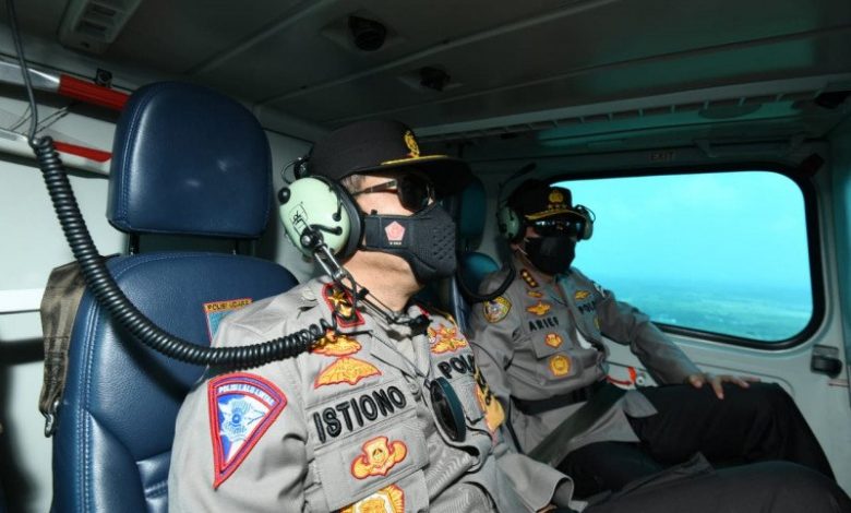 Kepala Badan Pemeliharaan Keamanan (Kabaharkam) Polri Komjen Pol Arief Sulistyanto didampingi Kakorlantas Polri Irjen Pol Istiono melakukan patroli udara mengecek jalur Trans Jakarta, Jumat (7/5/2021). Foto : HO-Korlantas Polri