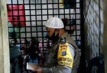 Para tahanan Polsek Medan Timur, jajaran Polrestabes Medan melaksanakan takbiran dan yasinan di dalam sel, di Medan, Sumatera Utara, Rabu (12/5/2021) malam. Foto: Antara/HO