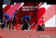 Sejumlah ofisial menyiapkan perlengkapan dalam uji coba pelaksanaan pertandingan atletik untuk Olimpiade Tokyo 2021, di Stadion Olimpiade, Tokyo, Jepang, Minggu (9/5/2021). Foto: Antara/Reuters/Issei Kato