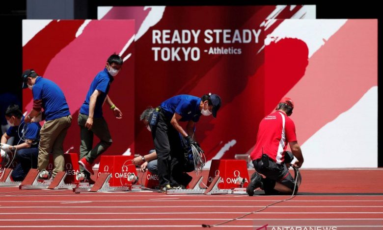 Sejumlah Ofisial Menyiapkan Perlengkapan Dalam Uji Coba Pelaksanaan Pertandingan Atletik Untuk Olimpiade Tokyo 2021, Di Stadion Olimpiade, Tokyo, Jepang, Minggu (9/5/2021). Foto: Antara/Reuters/Issei Kato