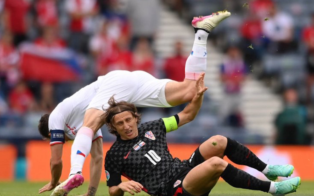 Pemain Kroasia Luka Modric (10) berebut bola dengan pemain Republik Ceko Vladimir Darida dalam laga Grup D Piala Eropa di Hampden Park, Glasgow, Skotlandia, Jumat (18/6/2021). Foto : Antara Foto/Pool Via Reuters/Stu Foster/Foc.