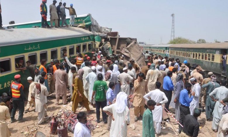 Kereta Tabrakan Di Pakistan Tewaskan 56 Orang