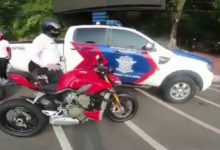 Tangkap layar video viral pengendara motor gede (moge) Ducati yang ditilang petugas meski menggunakan knalpot standar pabrikan. Foto : Antara/Instagram
