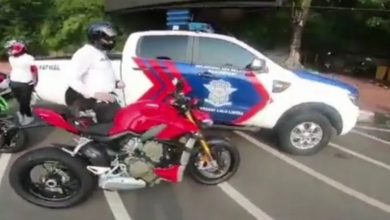 Tangkap Layar Video Viral Pengendara Motor Gede (Moge) Ducati Yang Ditilang Petugas Meski Menggunakan Knalpot Standar Pabrikan. Foto : Antara/Instagram