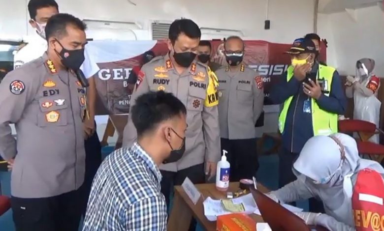 Sasar Sopir Truk, Polda Banten Gelar Vaksinasi Di Kapal Feri