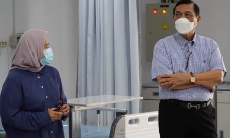 Menko Marves Luhut Binsar Pandjaitan meninjau RSPJ Ekstensi Covid-19 Asrama Haji Pondok Gede, Jakarta Timur untuk memastikan kesiapan dijadikan tempat isolasi mandiri bagi pasien Covid-19. Foto : Kemenko Marves