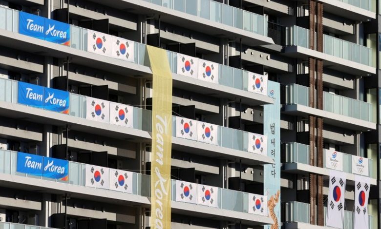 Bendera dan spanduk Korea Selatan digantung di Wisma Atlet, tempat seseorang dinyatakan positif Covid-19 menjelang Olimpiade Tokyo 2020 di Tokyo, Jepang, 17 Juli 2021. Foto : Antara/Reuters/Kim Kyung-Hoon/aa