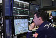 Pialang sedang bekerja di lantai Bursa Efek New York, Wall Street, Amerika Serikat. Foto : Antara/Reuters