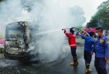 Mobil Elf Mini Bus Terbakar di Jalan Akses Tol Sertim