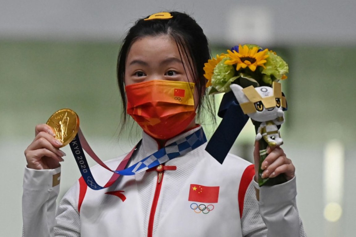Yang Qian dari China menjadi atlet pertama yang memperoleh medali emas dalam Olimpiade Tokyo 2020 setelah menjuarai nomor air rifle 10m putri di Asaka Shooting Range di distrik Nerima, Tokyo, Sabtu (24/7/2021). Antara/AFP/Tauseef Mustafa