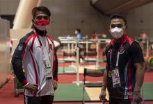 Lifter Indonesia Eko Yuli Irawan (kanan) dan Deni berpose seusai berlatih di Hall Tokyo International Forum, Tokyo, Rabu (21/7/2021). Foto : Antara /Sigid Kurniawan