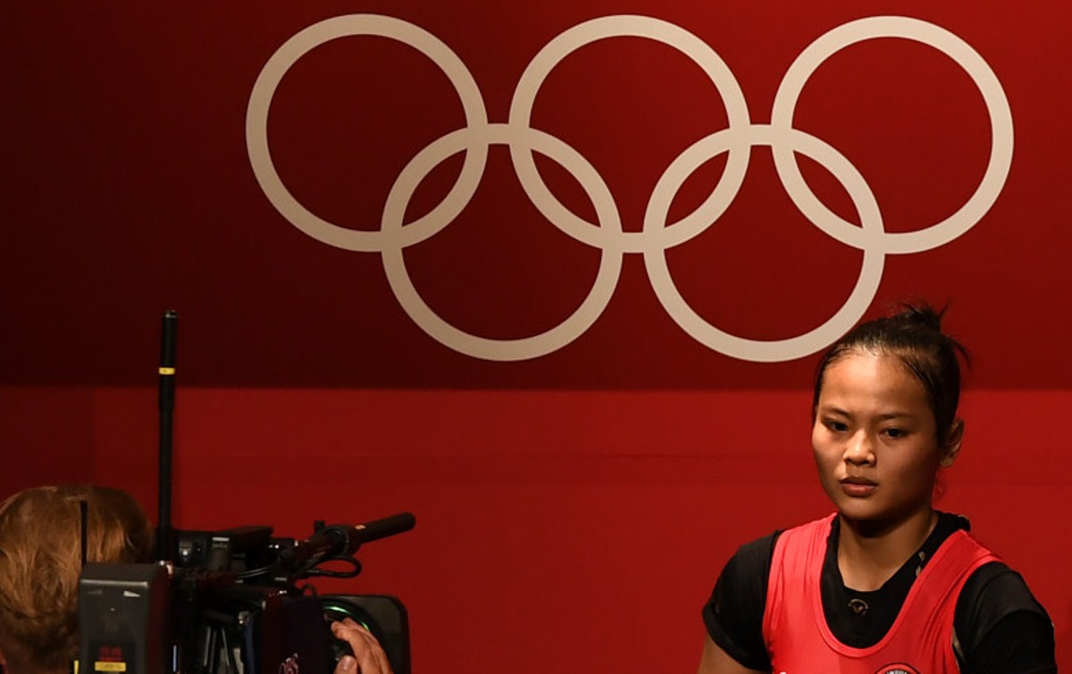 Lifter putri Indonesia Windy Cantika Aisah bersiap melakukan angkatan snatch dalam kelas 49 Kg Putri Grup A Olimpiade Tokyo 2020 di Tokyo International Forum, Tokyo, Jepang, Sabtu (24/7/2021). Foto : Antara /Sigid Kurniawan