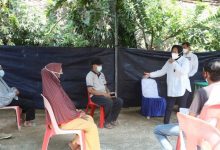 Menteri Sosial Tri Rismaharini meminta masyarakat penerima bantuan sosial (bansos) menolak pungutan di RT 03/ RW 03 Kota Tangerang, Banten, Rabu (28/7/2021). Foto : Antara/HO-Kemensos