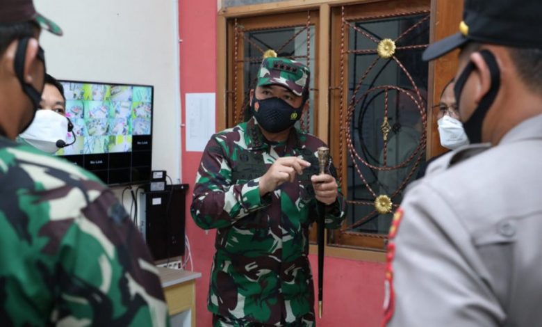 Panglima TNI Marsekal Hadi Tjahjanto (tengah) memberi arahan saat meninjau pelaksanaan isolasi terpusat di Bantul, Yogyakarta, Sabtu (24/7/2021). Foto : Puspen TNI