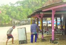 Ombak Tinggi, SAR Gunung Kidul Evakuasi Barang Warung di Tepi Pantai