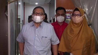 Wa Ode Nur Zaenab, pengacara Ardiansyah Bakrie dan Nia Ramadhani (kanan) memberikan keterangan di Polres Metro Jakarta Pusat, Jumat (9/7/2021) malam. Foto : Antara/Dok Pribadi