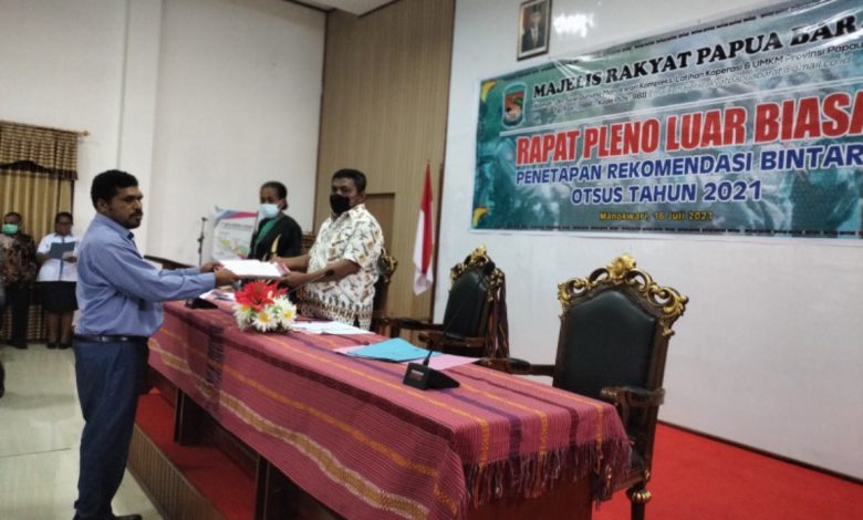 Penyerahan 1.500 dokumen rekomendasi dari Panitia Kerja (Panja) Seleksi Bintara Otsus kepada Ketua lembaga kultur Majelis Rakyat Papua Barat Maxsi Nelson Ahoren dalam rapat pleno luar biasa penetapan rekomendasi Bintara Otsus Papua Barat, di Manokwari, Minggu (18/7/2021). Foto : Antara/Hans Arnold Kapisa