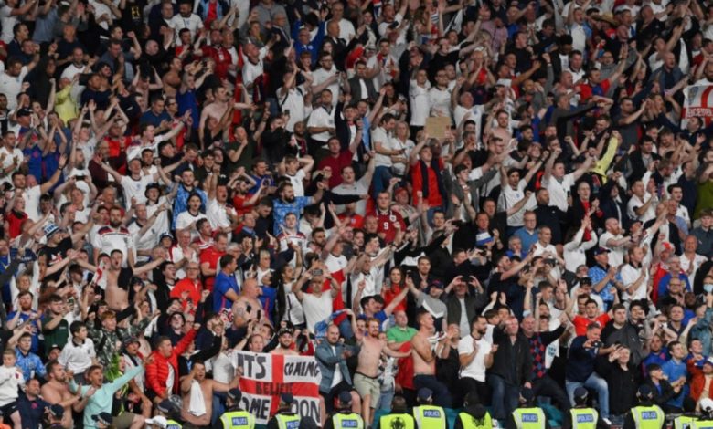 Para penggemar Inggris merayakan setelah pertandingan semi final Euro 2020 usai saat Inggris melawan Denmark di Wembley Stadium, London, Inggris, Rabu (7/7/2021). Foto : Antara/Pool via Reuters/Carl Recine/AWW/sa