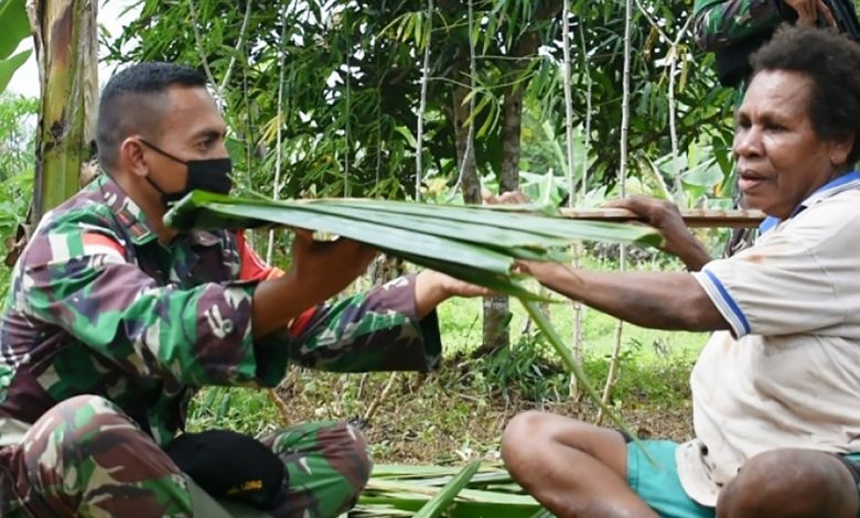 Satgas Tni Ajari Warga Perbatasan Ri-Papua Nugini Seperti Ini