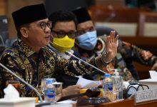 Ketua Komisi VIII DPR Yandri Susanto (kiri) berbicara dalam rapat kerja dengan pemerintah di Kompleks Parlemen Senayan, Jakarta, Rabu (18/11/2020). Foto : Antara/Puspa Perwitasari