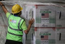 Petugas memeriksa kondisi boks vaksin Covid-19 Moderna yang tiba dari Amerika Serikat di Terminal Cargo Bandara Internasional Soekarno Hatta, Tangerang, Banten, Minggu (1/8/2021). Foto : Antara/Fauzan