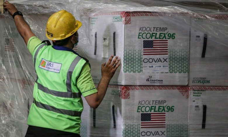 Petugas memeriksa kondisi boks vaksin Covid-19 Moderna yang tiba dari Amerika Serikat di Terminal Cargo Bandara Internasional Soekarno Hatta, Tangerang, Banten, Minggu (1/8/2021). Foto : Antara/Fauzan