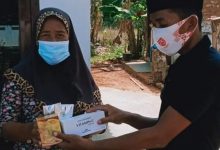 Tingkatkan Imunitas, Aparat Desa di Sumenep Bagikan Jamu Herbal ke Warga