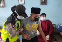 Dibopong Anaknya, Kakek di Kabupaten Malang Antusias Ikuti Vaksinasi
