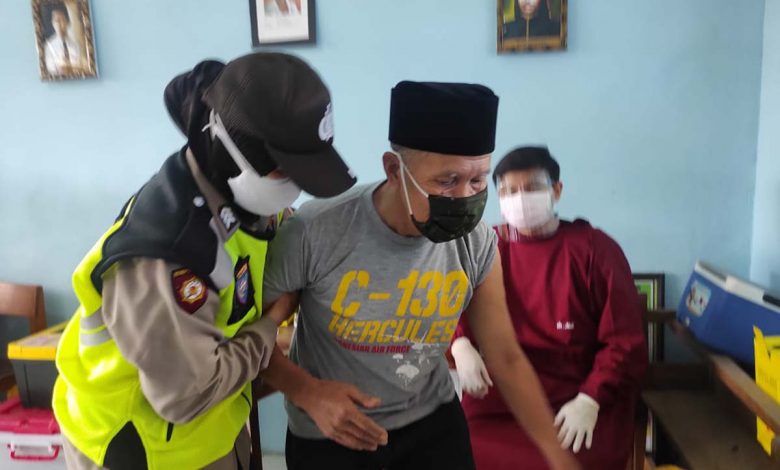 Dibopong Anaknya, Kakek Di Kabupaten Malang Antusias Ikuti Vaksinasi