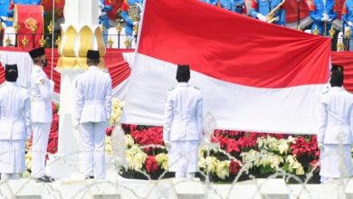 Anggota Paskibraka mengibarkan bendera merah putih saat upacara Peringatan Detik-Detik Proklamasi 1945 yang dipimpin Presiden Joko Widodo di Istana Merdeka, Jakarta, Selasa (17/8/2021). Foto : Biro Pers Media Setpres