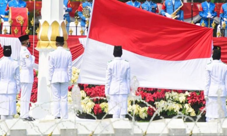 Anggota Paskibraka Mengibarkan Bendera Merah Putih Saat Upacara Peringatan Detik-Detik Proklamasi 1945 Yang Dipimpin Presiden Joko Widodo Di Istana Merdeka, Jakarta, Selasa (17/8/2021). Foto : Biro Pers Media Setpres
