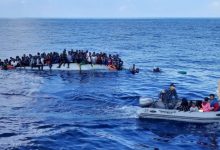 Para migran di perahu karet terfoto saat operasi penyelamatan di lepas Pantai Libya di Laut Mediterania, Jumat (13/11/2020). Foto diambil pada 13 November 2020. Foto : Antara/Reuters/stringer/hp/cfo