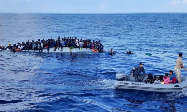 Para migran di perahu karet terfoto saat operasi penyelamatan di lepas Pantai Libya di Laut Mediterania, Jumat (13/11/2020). Foto diambil pada 13 November 2020. Foto : Antara/Reuters/stringer/hp/cfo
