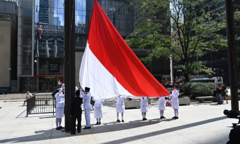Pengibaran bendera Merah Putih pada upacara peringatan HUT ke-76 RI di Daley Plaza, Chicago, Amerika Serikat, Selasa (17/8/2021). Foto : KJRI Chicago