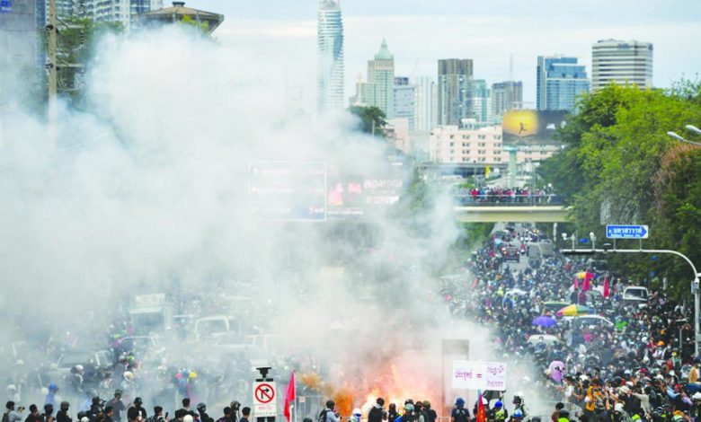 Protes Covid-19 Di Thailand, Seribu Pendemo Bentrok Dengan Polisi