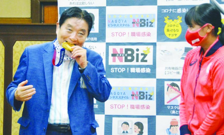Kelakuan Wali Kota Nagoya Gigit Medali Olimpiade Membuat Toyota Marah