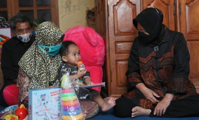 Menteri Sosial Tri Rismaharini (Kiri) Bersama Anak Yatim. Foto : Humas Kemensos
