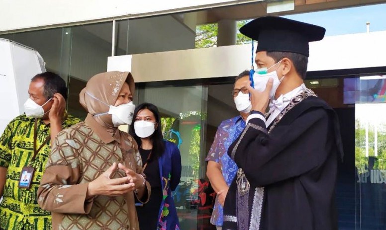 Menteri Sosial Tri Rismaharini (tengah) berbincang dengan Wakil Rektor IV ITS Bambang Pramujati di kampus setempat di Surabaya, Senin (9/8/2021). Foto : Antara/Willy Irawan