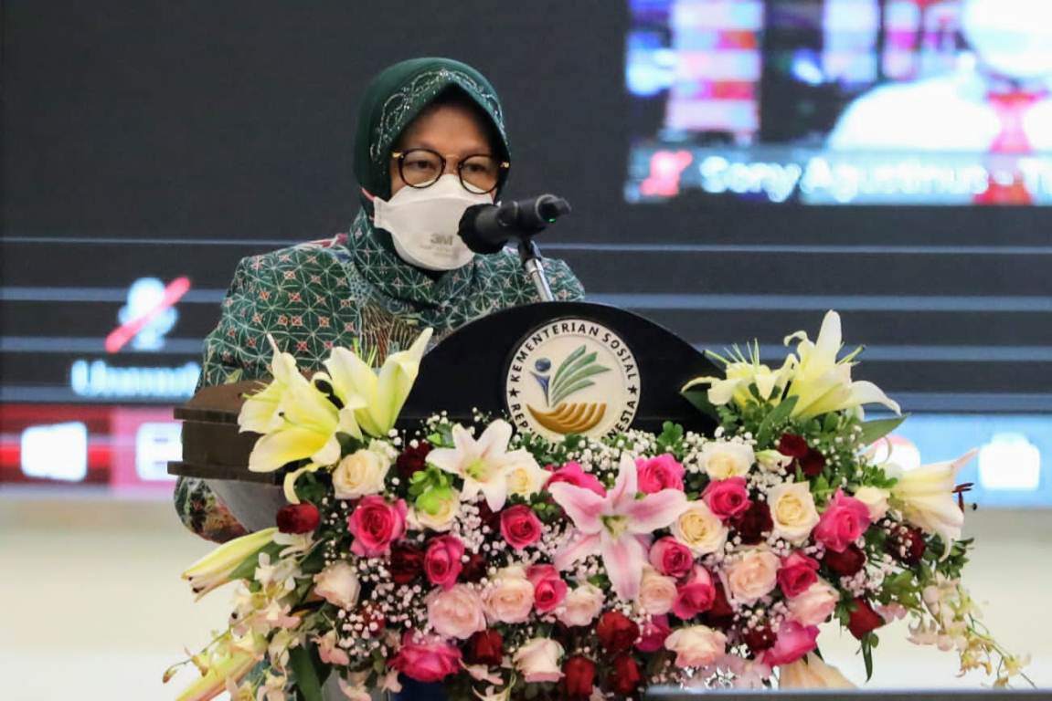 Menteri Sosial (Mensos) Tri Rismaharini dalam acara Pemberian Piagam Penghargaan kepada Aparat Penegak Hukum dalam Penyelamatan Uang Negara terkait Bansos di Gedung Aneka Bhakti Jakarta, Selasa (24/8/2021). Foto : Humas Kemensos