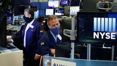 Para Pialang Mengenakan Masker Ketika Bekerja Di Lantai Bursa Efek New York, Wall Street, Amerika Serikat. Foto : Antara/Reuters