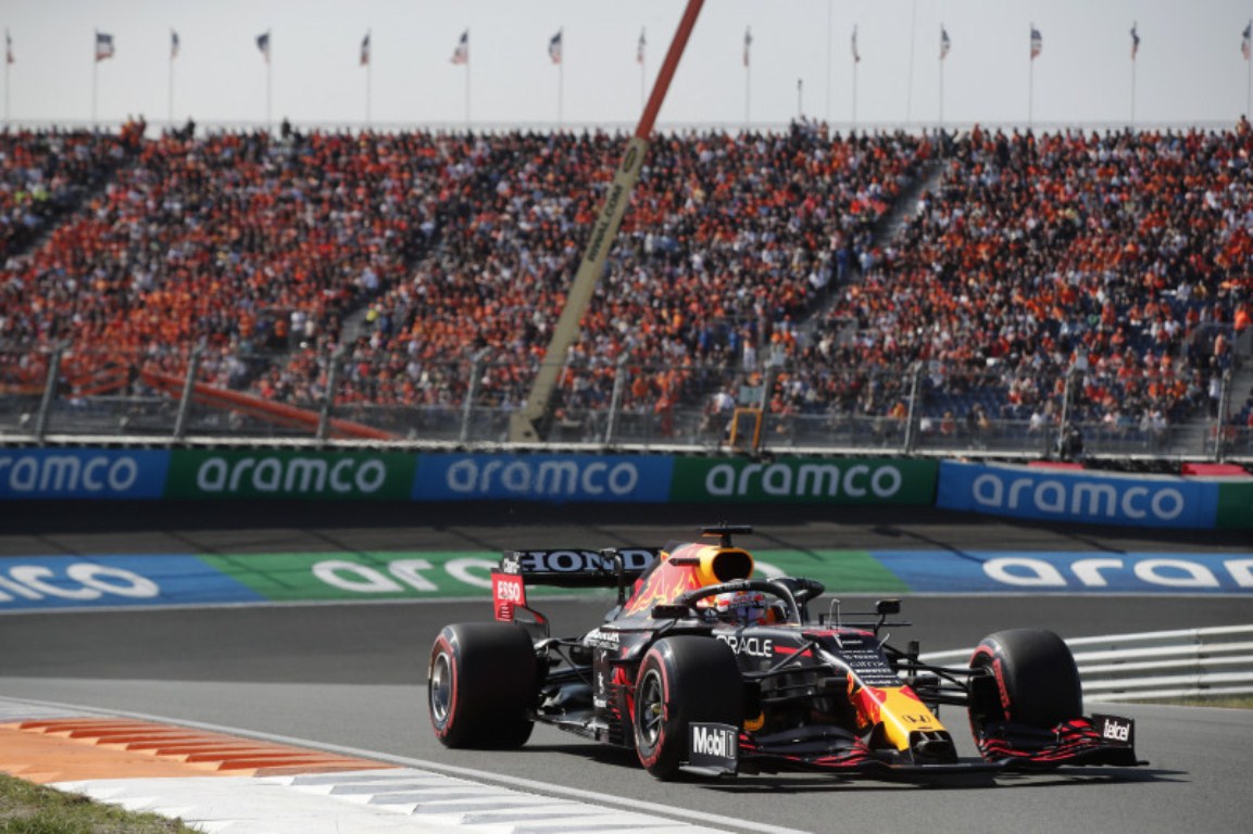 Pebalap tim Red Bull Max Verstappen menjalani sesi kualifikasi Grand Prix Belanda di Sirkuit Zandvoort. (4/9/2021). Foto : Antara/Reuters/Beniot Tessier