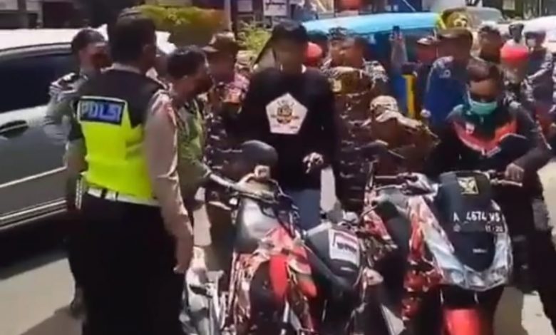 Video Aksi Oknum Ormas Parkirkan Motor Di Jalan Viral