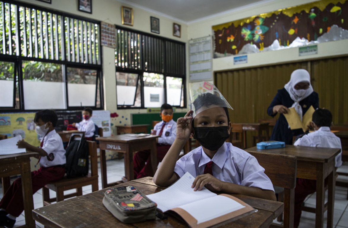 Sejumlah siswa mengikuti pembelajaran tatap muka di SDN Pondok Labu 14 Pagi, Jakarta Selatan, Senin (30/8/2021). Foto : Antara/Sigid Kurniawan/foc.