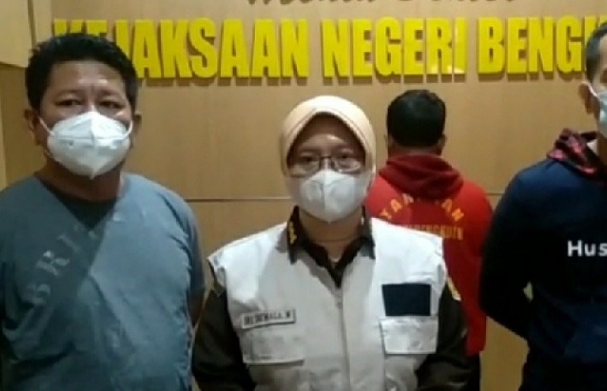 Asisten Tindak Pidana Umum Kejaksaan Tinggi Bengkulu Sri Tatmala Wahanani (tengah) saat menggelar jumpa pers penangkapan buronan kasus penggelapan cangkang kelapa sawit milik perusahaan perkebunan di Bengkulu. Foto : Antara/Carminanda