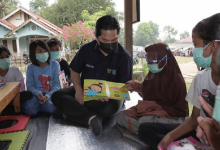 Erick Thohir Antarkan Buku dan Alat Gambar ke Anak-Anak di Desa Cikuya Tangerang