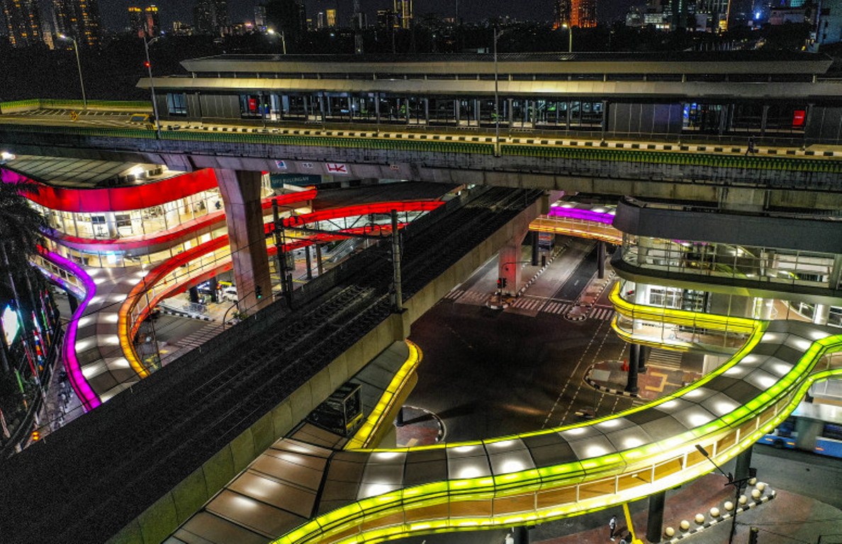 Jembatan layang (skybridge) penghubung Stasiun MRT ASEAN dan Halte Transjakarta CSW di Jakarta, Rabu (11/8/2021). Foto : Antara/Hafidz Mubarak A/aww.