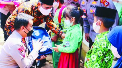 Kapolda Banten Salurkan Masker Serta Peralatan Sekolah