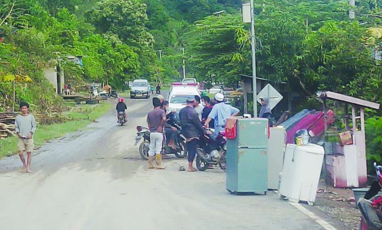 100 Rumah Terendam Banjir Di Mamuju, Warga Berjibaku Bersihkan Lumpur